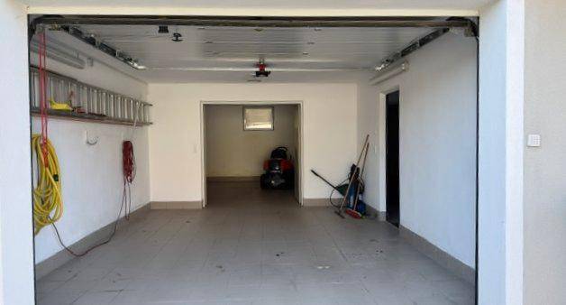 Geräumige Garage mit ausreichend Platz für Fahrzeuge und Abstellmöglichkeiten.