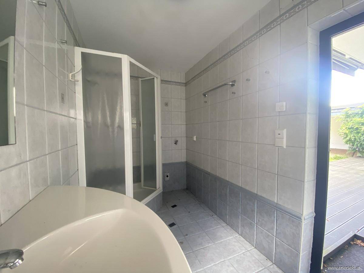 Dusche neben Terrasse