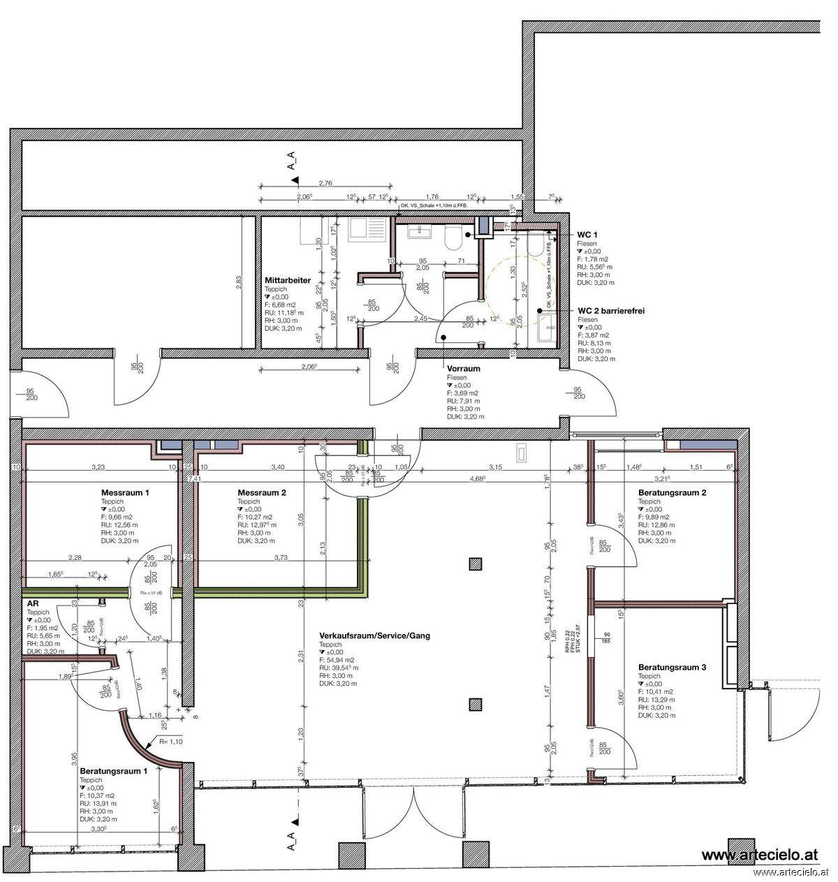 Grundrissplan einer Immobilie mit mehreren Räumen, zwei WCs und separaten Abstellbereichen.