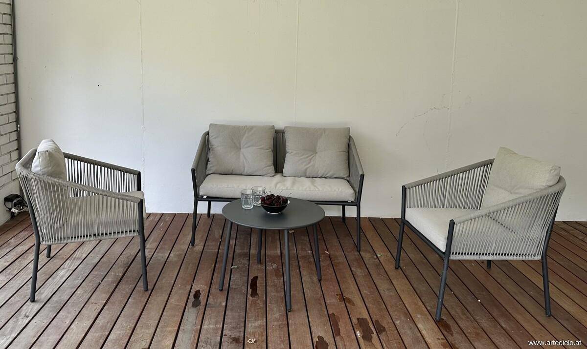 Detailansicht der modernen Loungemöbel auf der Holzterrasse, perfekt zum Entspannen.