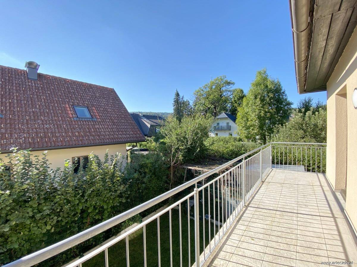 Sonniger Balkon mit Fliesen und Blick ins Grüne, ideal zum Entspannen im Freien.