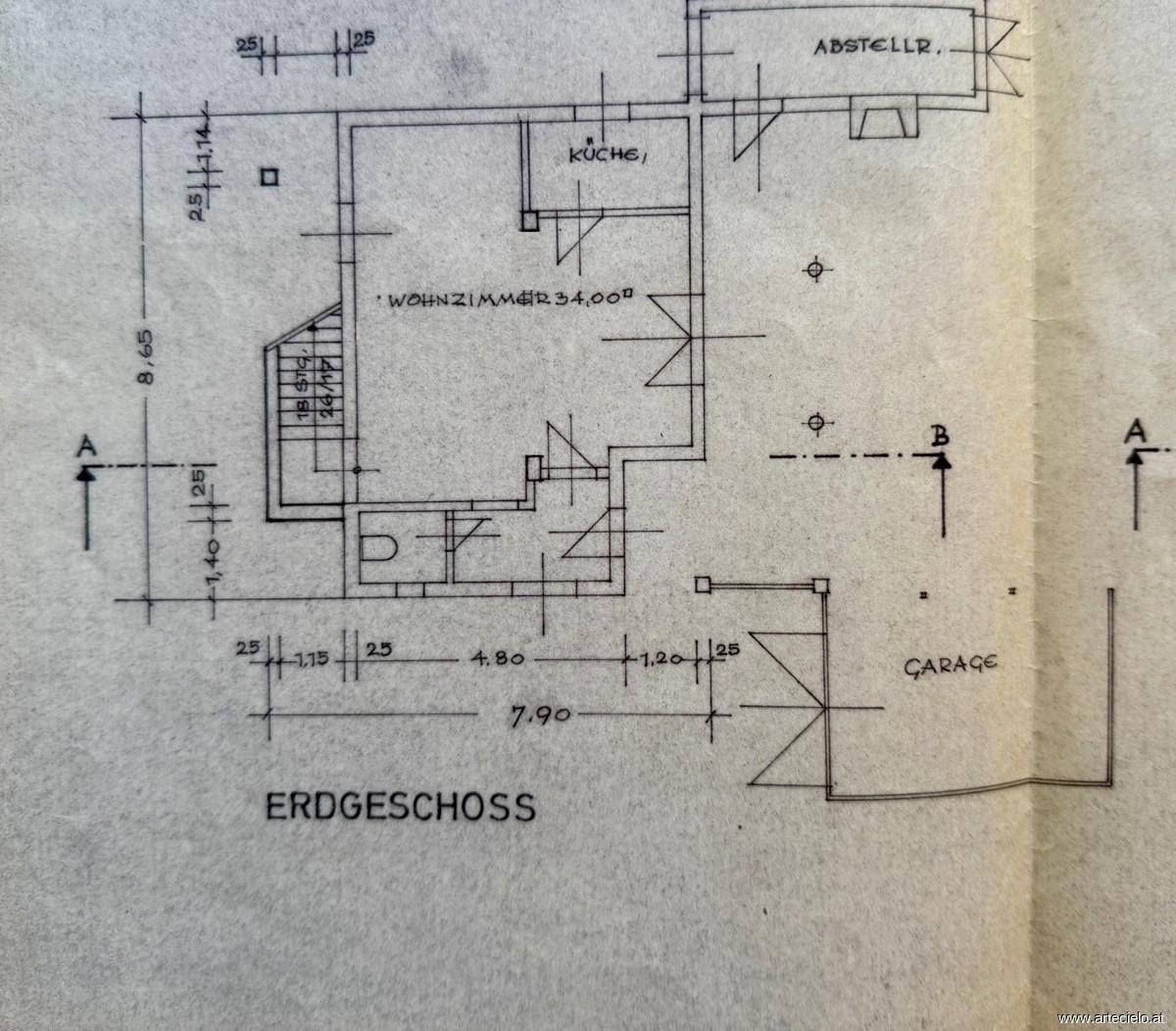 Grundriss des Erdgeschosses mit Wohnzimmer, Küche, WC und Garage.