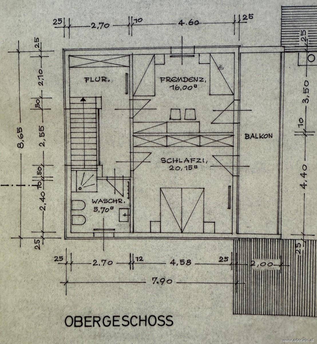 Grundriss des Obergeschosses mit Schlafzimmern, Bad, Flur und Balkon.