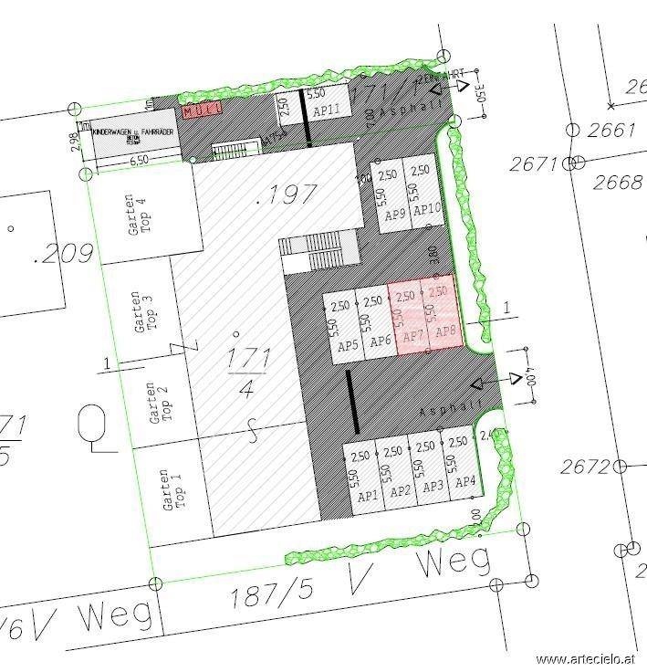 Lageplan des Grundstücks mit Gartenbereichen und ausgewiesenen Parkplätzen.