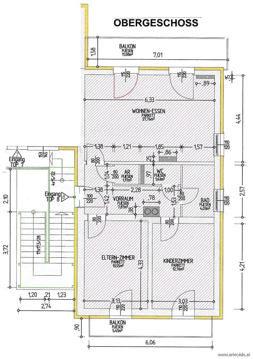 Grundriss des Obergeschosses mit Wohn-Essbereich, zwei Schlafzimmern und zwei Balkonen.