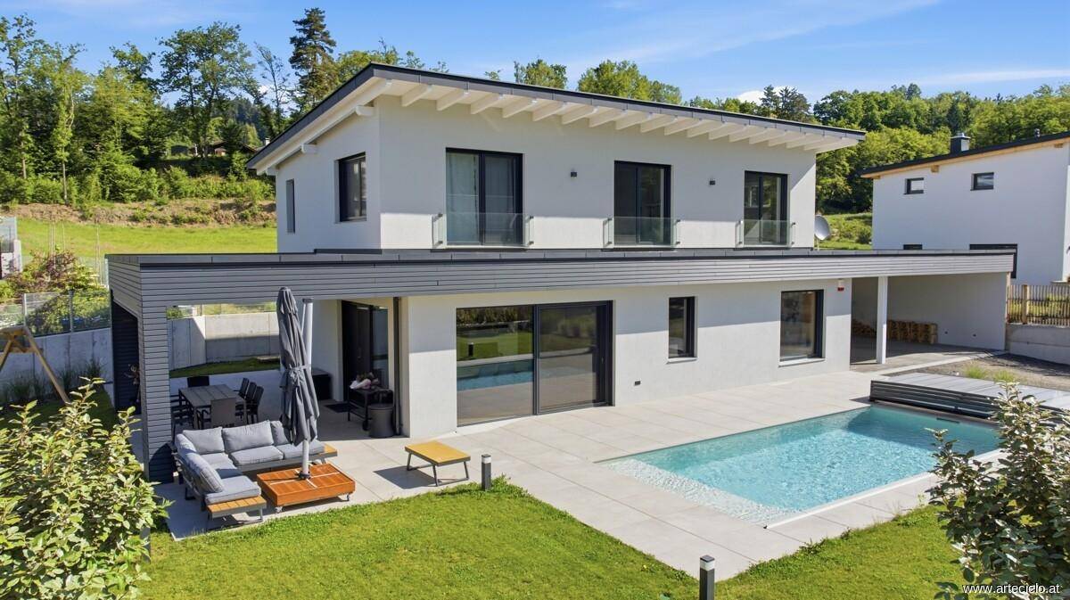 Modernes Haus mit Pool, großer Terrasse und Garten in sonniger Lage.