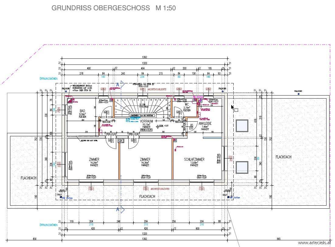 Grundriss des Obergeschosses mit Schlafzimmern, Bad, WC und Ankleidebereich.