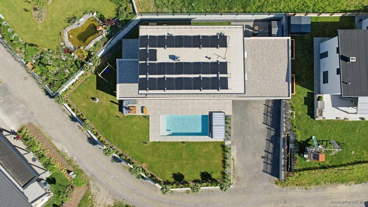 Draufsicht des Hauses mit Solaranlage auf dem Dach, Pool und Garten.