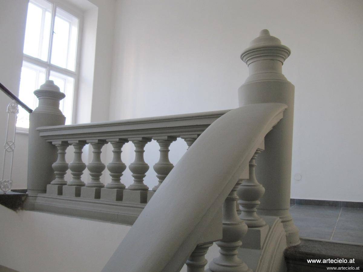 Detailansicht des kunstvollen Balustradengeländers im Treppenhaus mit klassischem Design.