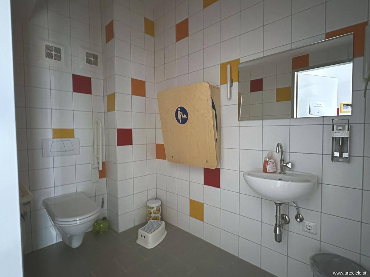 Onl10_Patienten-WC mit Wickeltisch