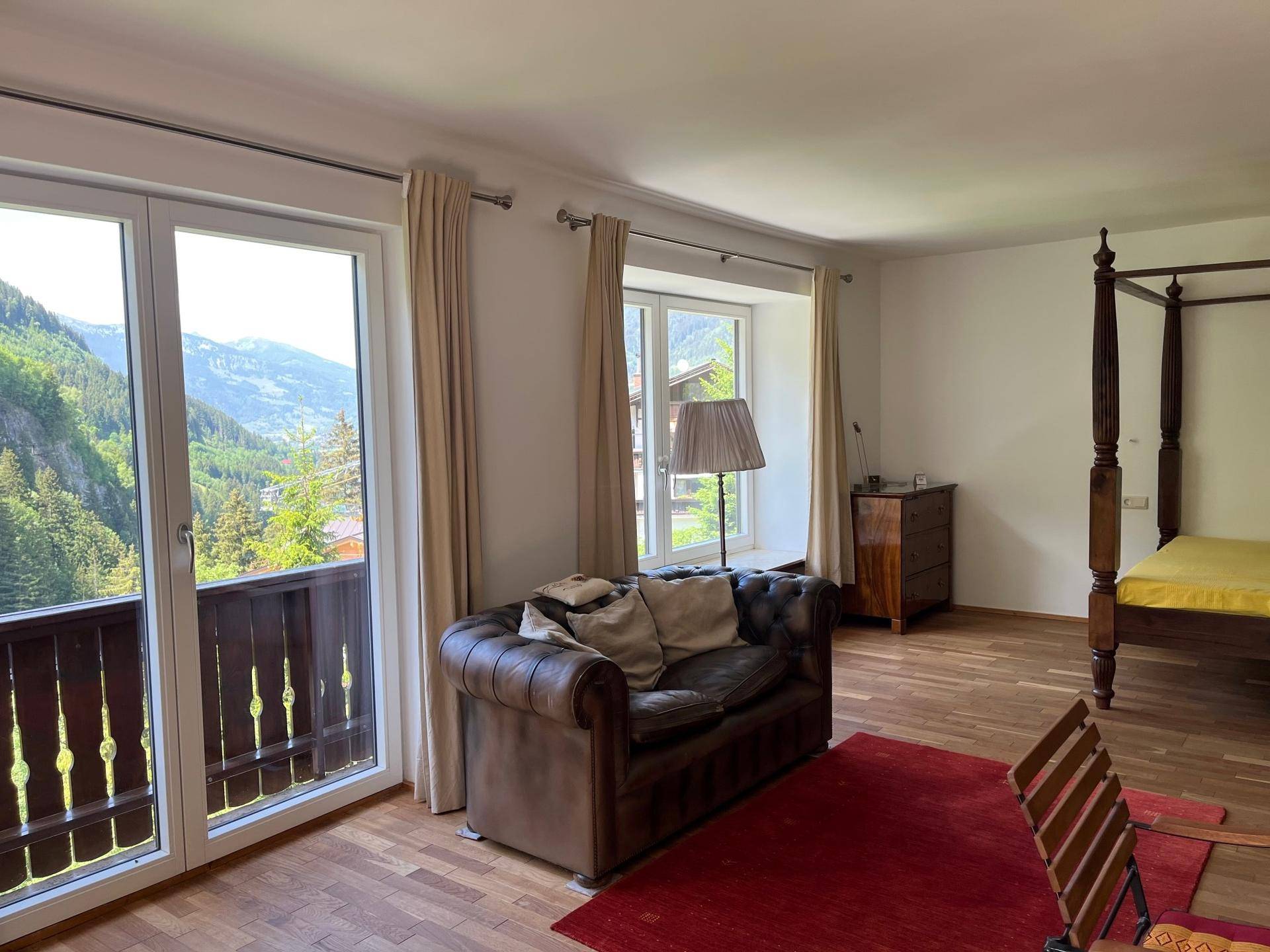 MITTEN in Bad Gastein WOHNEN Direkt an der Kaiser-Promenade. Südwestseitige Haushälfte mit fantastischer Aussicht auf das Zentrum von Bad Gastein und auf das Gasteiner Tal. - Ansicht 2