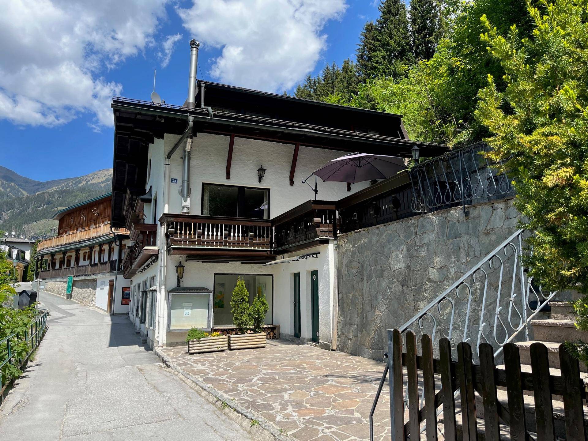 MITTEN in Bad Gastein WOHNEN Direkt an der Kaiser-Promenade. Südwestseitige Haushälfte mit fantastischer Aussicht auf das Zentrum von Bad Gastein und auf das Gasteiner Tal. - Mehr