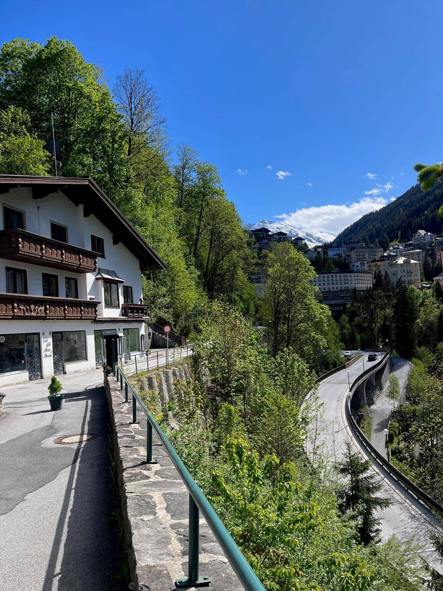 MITTEN in Bad Gastein WOHNEN Direkt an der Kaiser-Promenade. Südwestseitige Haushälfte mit fantastischer Aussicht auf das Zentrum von Bad Gastein und auf das Gasteiner Tal. - Ansicht 6
