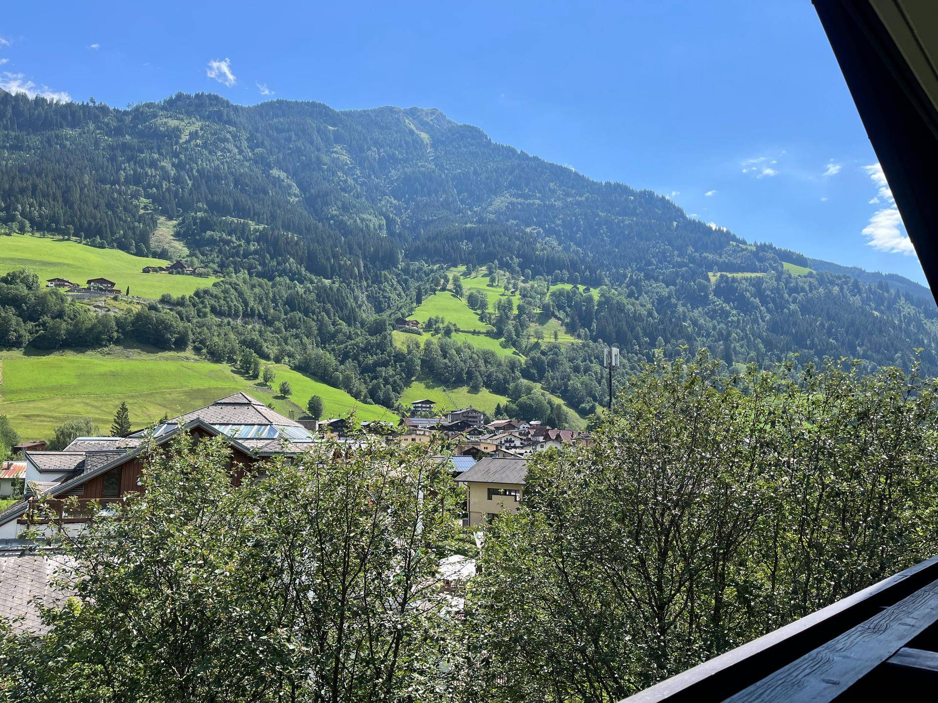 Atemberaubender Blick vom Balkon auf die grüne Berglandschaft und das Tal.