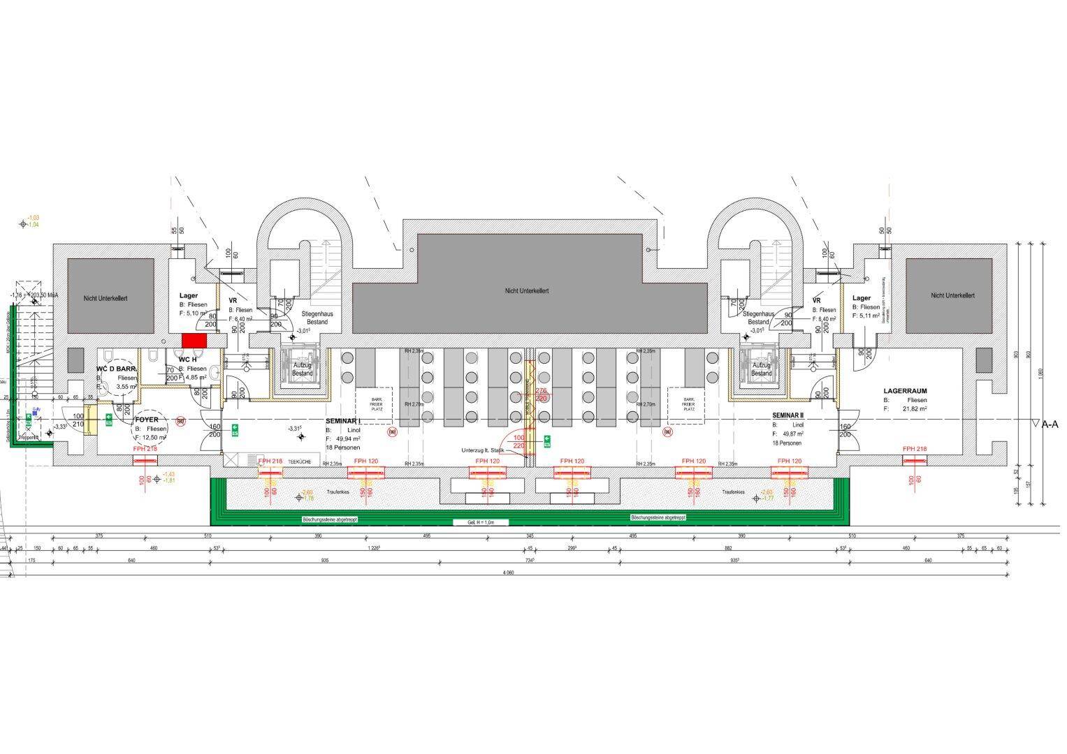 Detaillierter Grundriss mit mehreren Räumen, Treppenhäusern, Lagerbereichen und großen Fensterfronten.