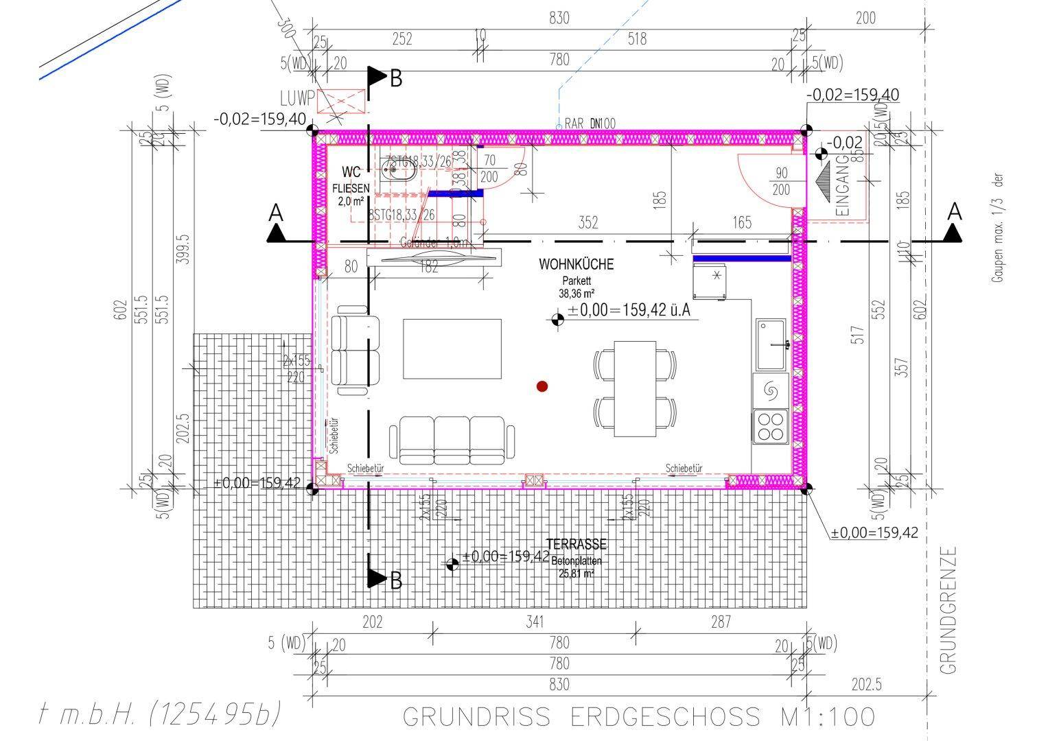Grundriss des Erdgeschosses mit offener Wohnküche, Gäste-WC und großer Terrasse mit viel Tageslicht.