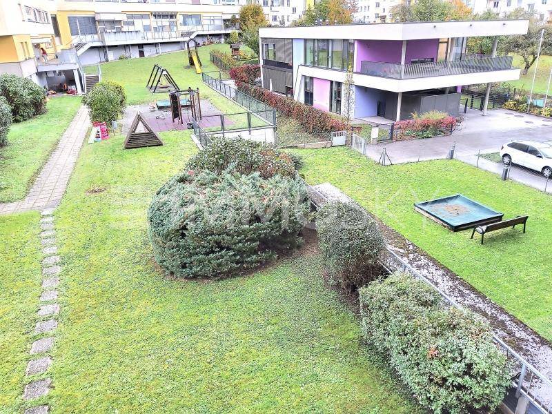 Gemeinschaftsgarten mit Blick zu Kindergarten