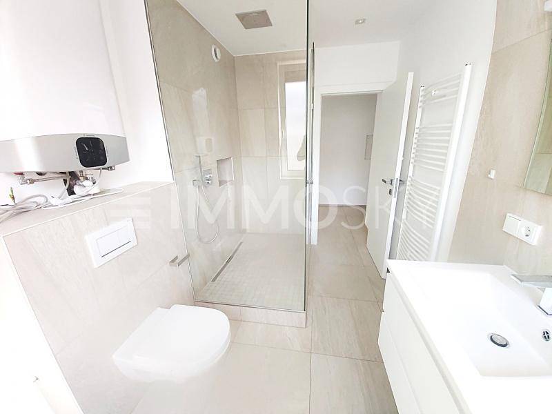 Bad mit Dusche und WC