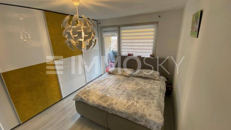SCHLAFZIMMER MIT WANDVERBAU