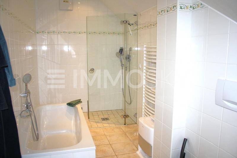 Bad mit Dusche und Wanne OG