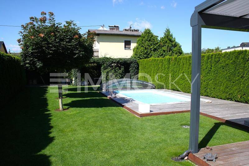 Garten mit Pool
