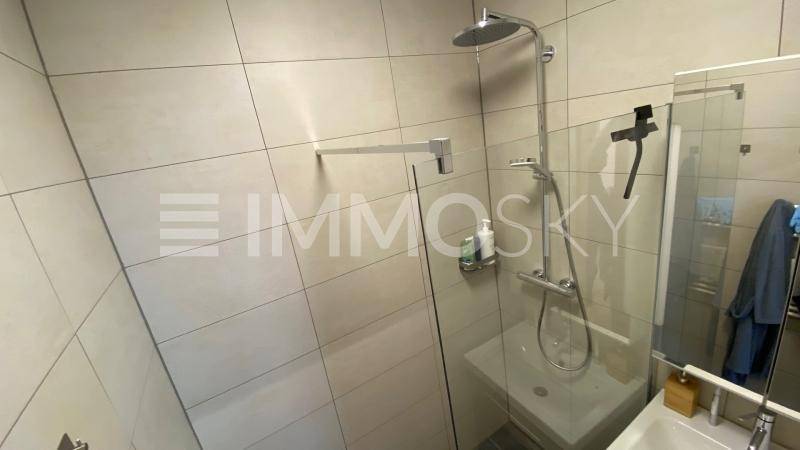 BADEZIMMER MIT DUSCHE
