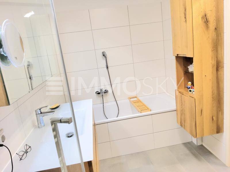 Bad mit Badewanne...