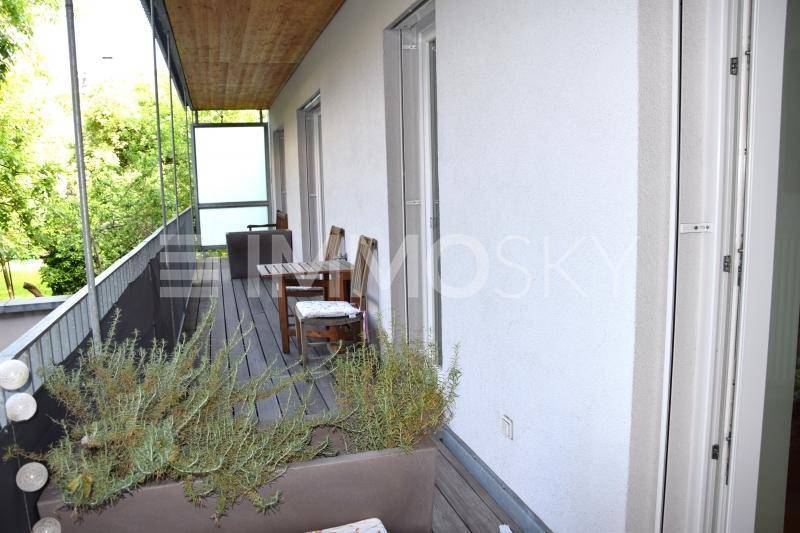 gemütliche Terrasse ins Grüne