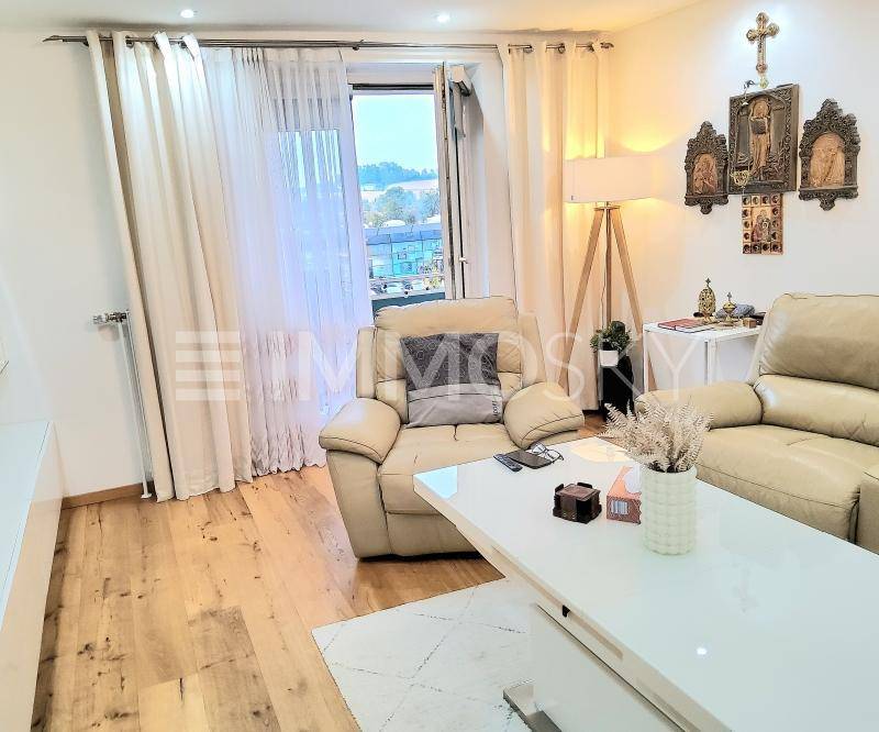 Wohnzimmer mit Balkon