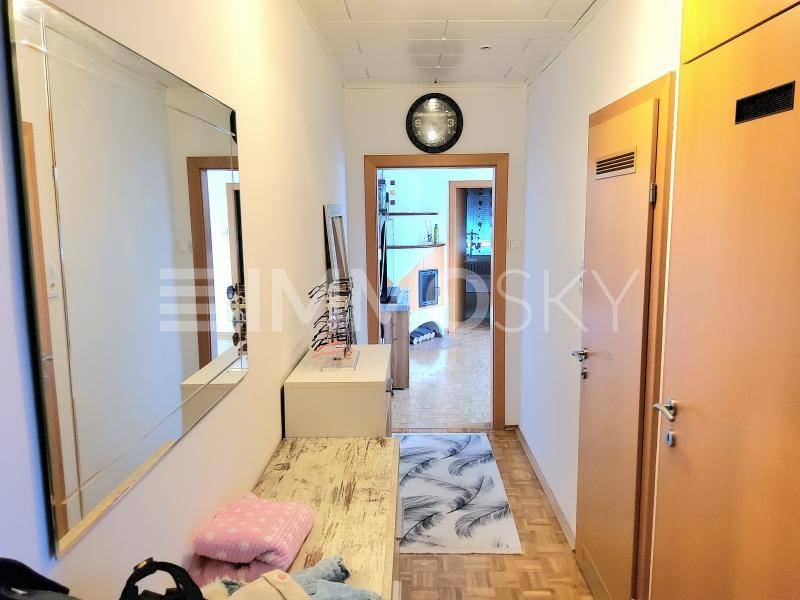 Eingang mit Garderobe