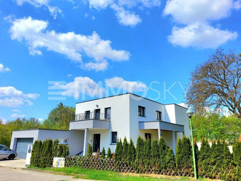 Exklusive Residenz für 2 Generationen, 2 Eingänge, Garten und Pool