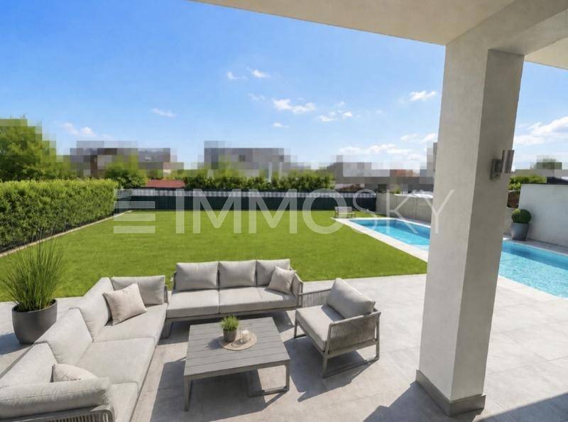 Geräumige Terrasse mit modernen Gartenmöbeln, Blick auf den Rasen und den erfrischenden Swimmingpool.