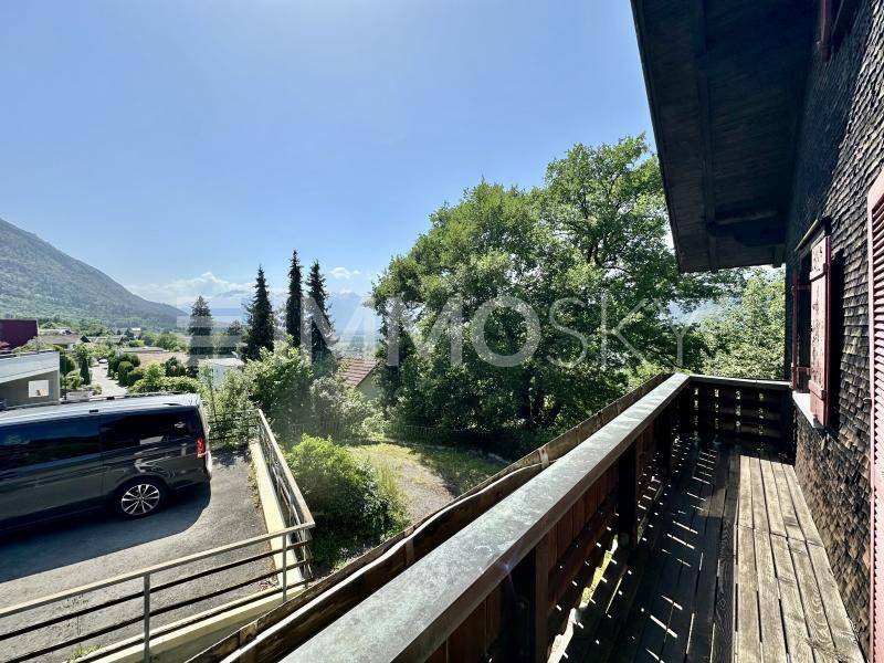 Großer Holzbalkon mit Bergblick und weitreichender Aussicht auf die Umgebung.