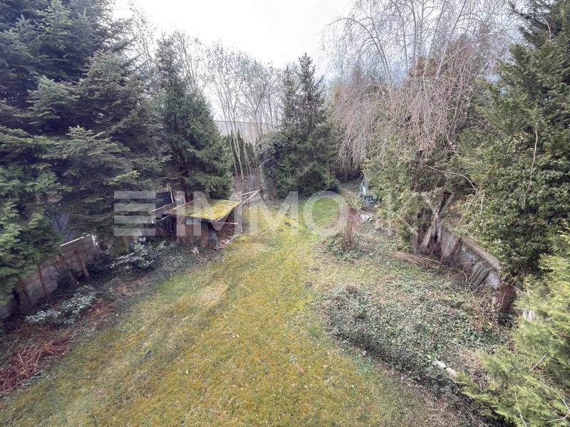 Weitläufiger Gartenbereich mit vielen hohen Bäumen und Sträuchern, von oben betrachtet.