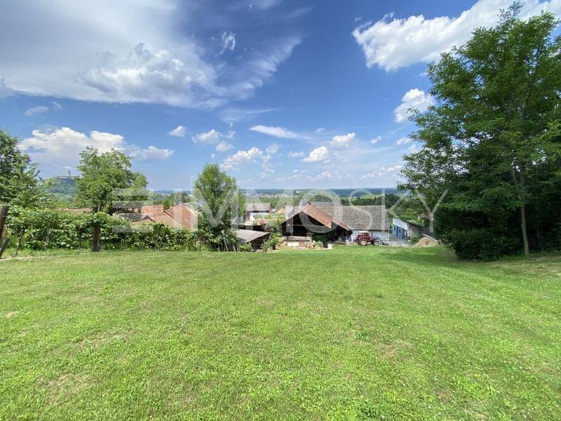 Weitläufige Grünfläche mit Blick auf die umliegende Landschaft und weitere Gebäude in der Ferne.