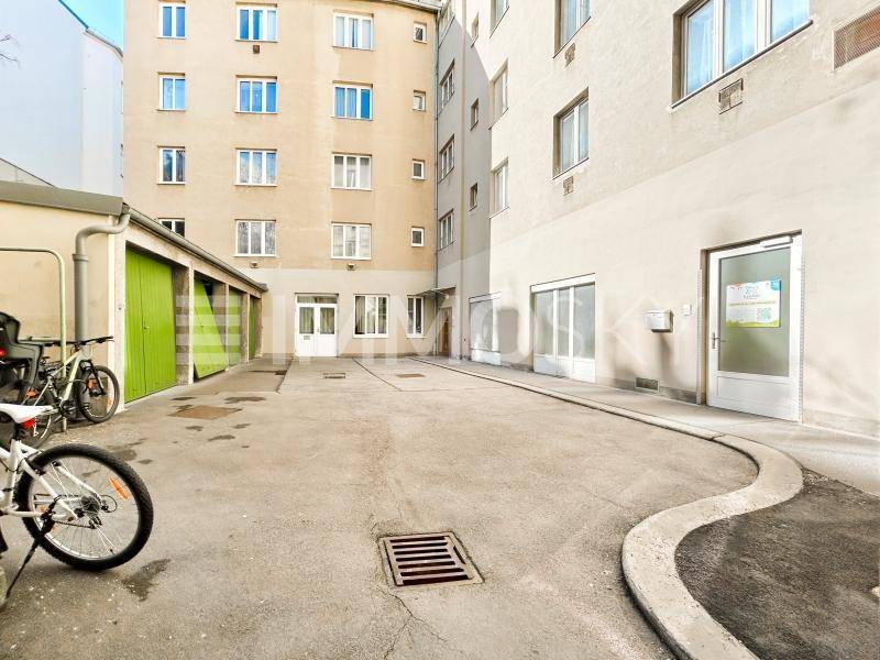 Innenhof mit Garagen und Fahrradabstellplätzen, umgeben von Wohngebäuden.