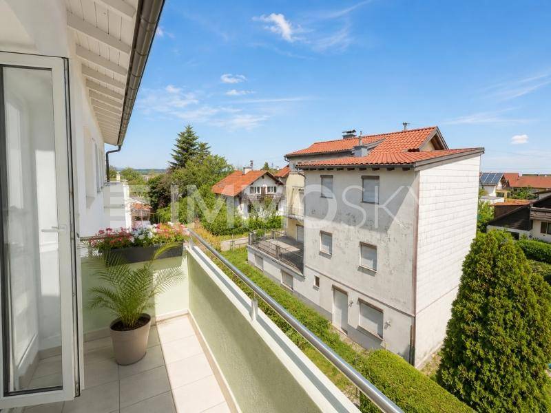 Balkon mit Blick auf die Nachbarschaft und grüne Umgebung.