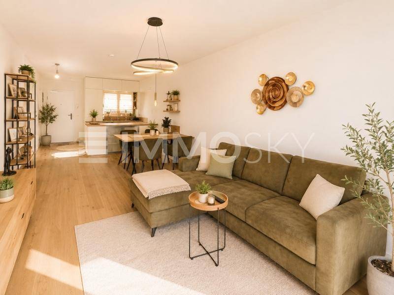 Schlafzimmer mit Doppelbett, Holzelementen und offenem Kleiderschranksystem.