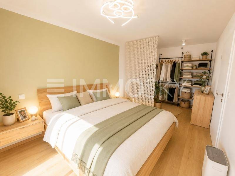 Privater Gartenbereich mit Rasenfläche, Terrasse und Zugang zum Gebäude.