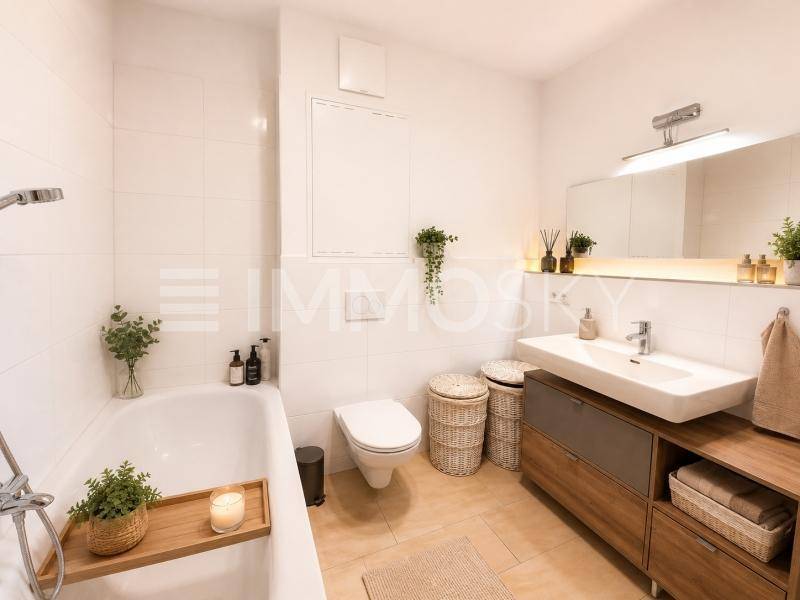 Helles Badezimmer mit Badewanne, WC und modernem Waschtisch.