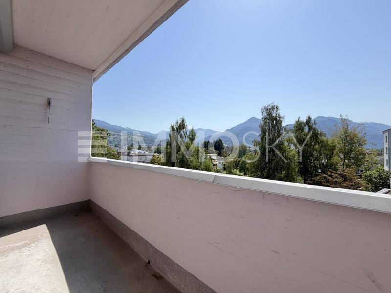 Balkon mit atemberaubendem Panoramablick auf die majestätischen Berge und grüne Natur.