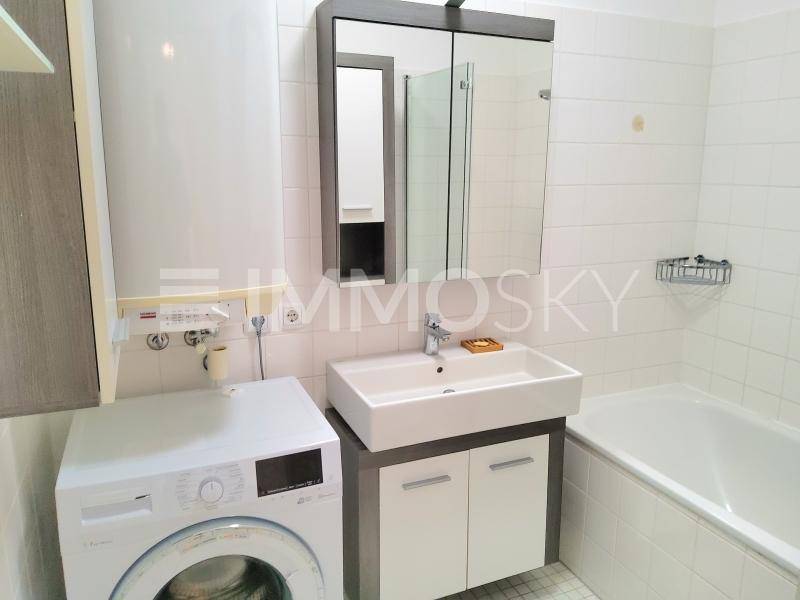 modernes Bad mit Badewanne