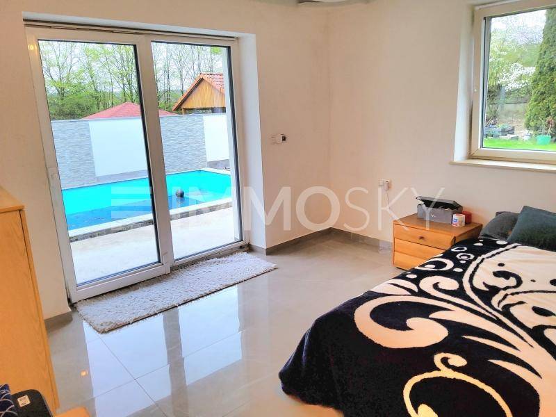 Schlafzimmer mit Ausgang zum Pool