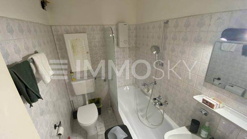 BADEZIMMER MIT WANNE UND WC