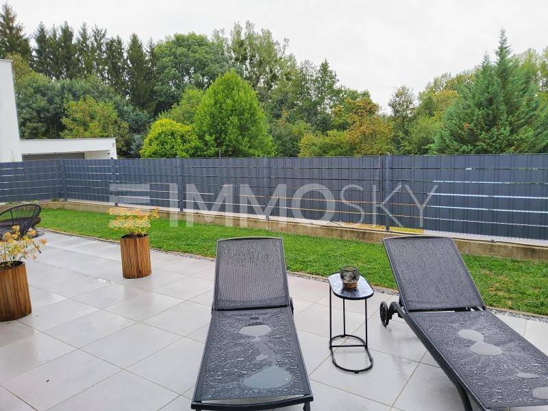 Südterrasse mit Liegeplatz und Blick ins grüne