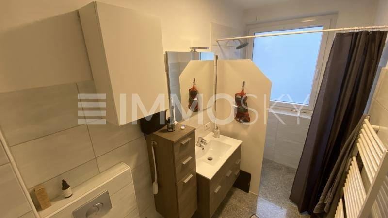 BADEZIMMER MIT DUSCHE UND TAGESLICHT