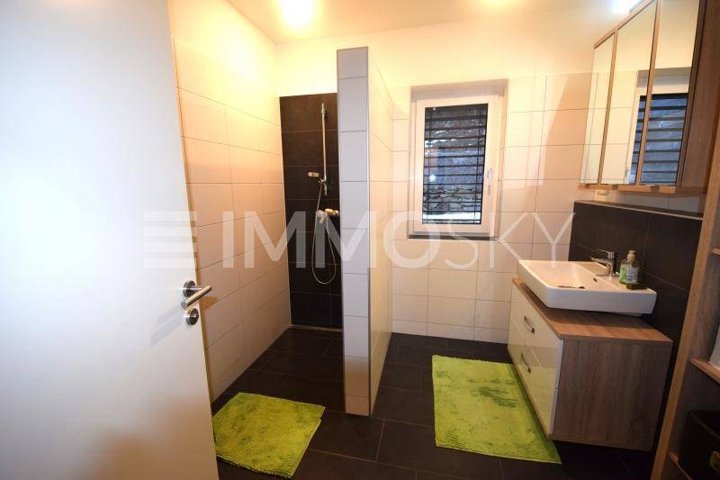 modernes Badezimmer