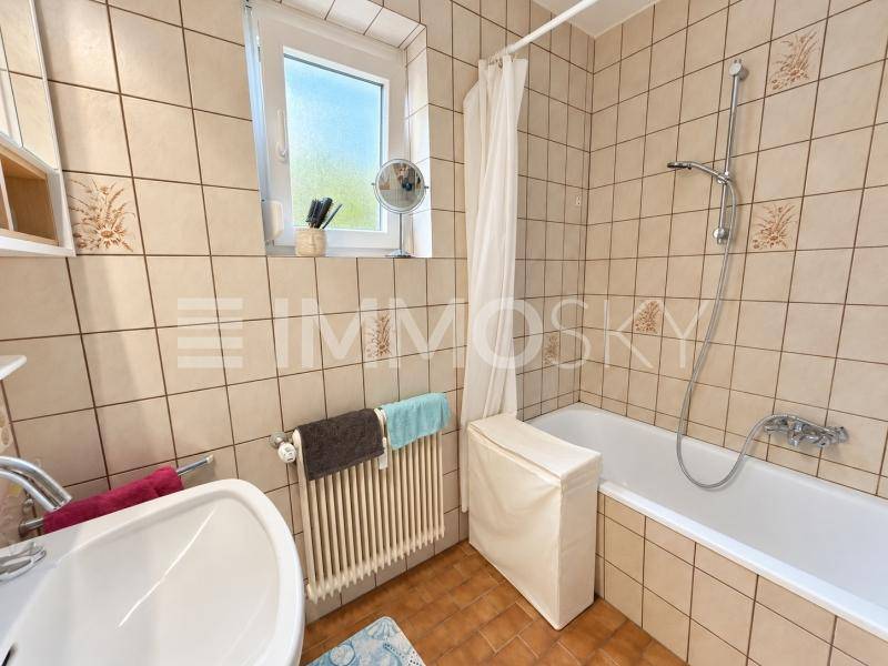 Bad mit Wanne und WMA