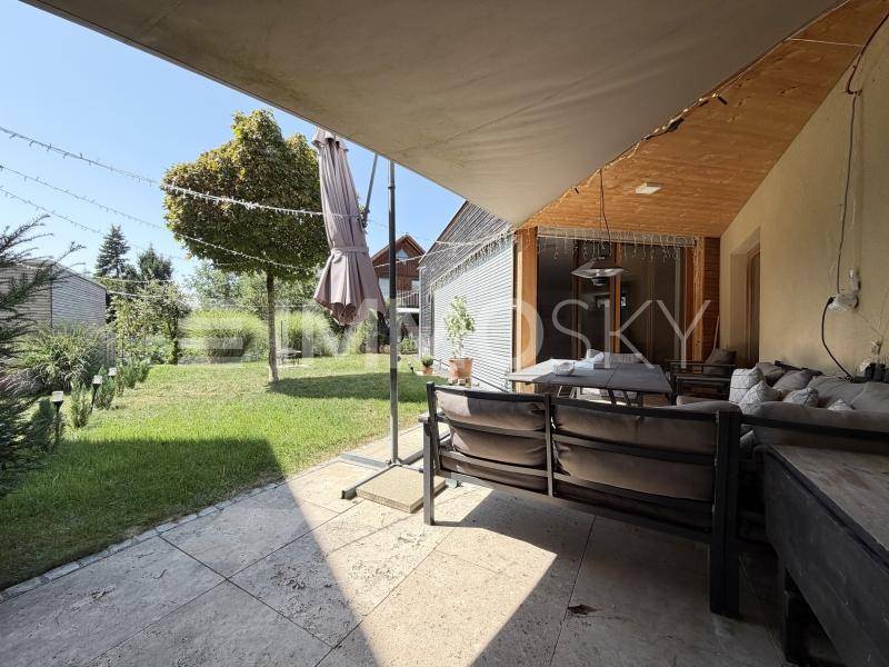 Sonnige Terrasse mit grünem Garten