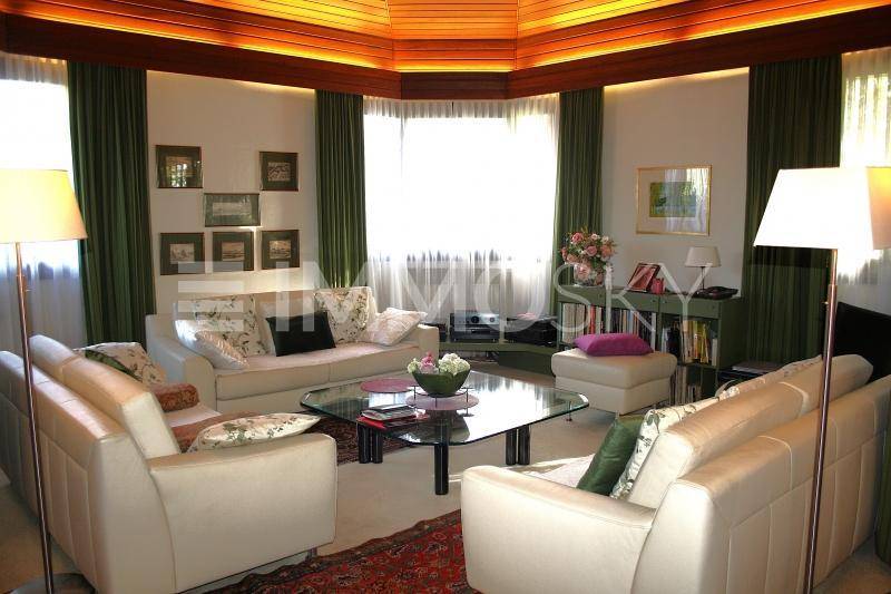 Gemütliches Wohnzimmer mit bequemen Sofas, Couchtisch und Holzbalkendecke.